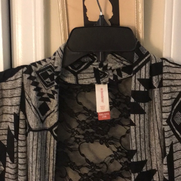 Sheer lacy black back adds drama and style! - Picture 5 of 6